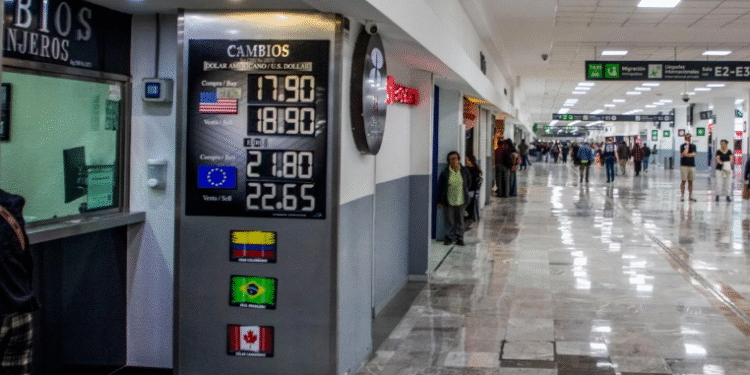El peso mexicano mantiene ganancias ante el dólar
