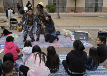 Compañía Palacio de los Títeres lleva teatro a niños de la Caravana migrante