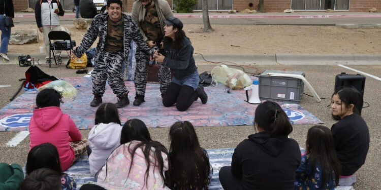 Compañía Palacio de los Títeres lleva teatro a niños de la Caravana migrante