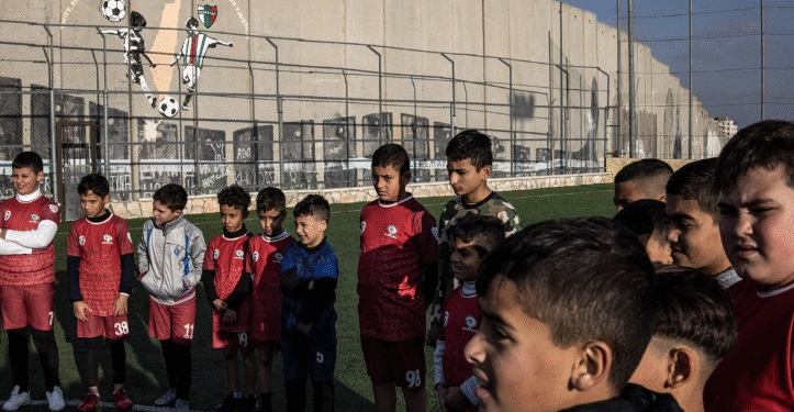 Israel planea demoler campo de futbol, “salvavidas y refugio” de niños palestinos en Aida