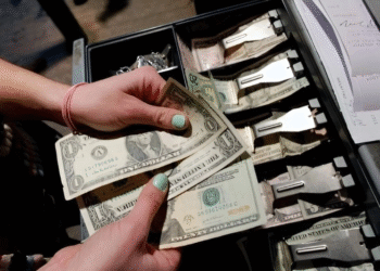 Flujo de remesas cayó 3 mil millones de dólares en un año, reporta BdeM