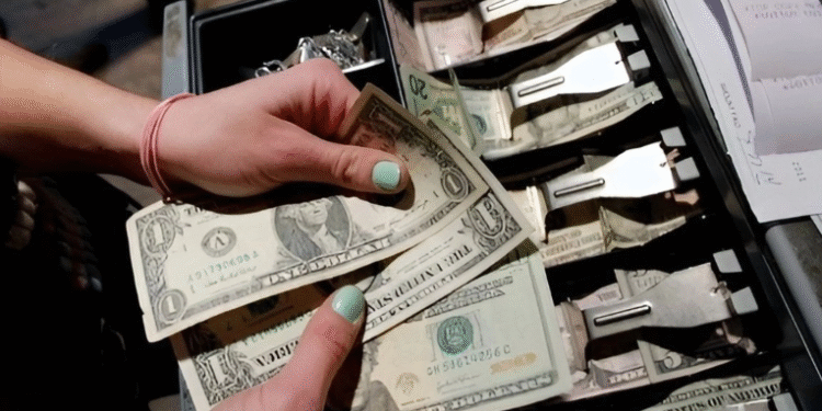 Flujo de remesas cayó 3 mil millones de dólares en un año, reporta BdeM