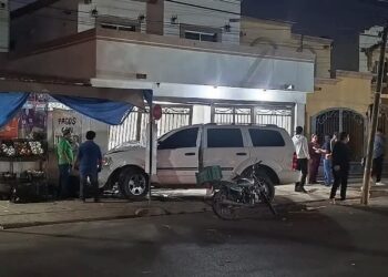 Aparatoso choque en el campanario: Camioneta termina impactada contra una fachada