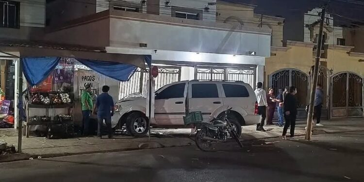 Aparatoso choque en el campanario: Camioneta termina impactada contra una fachada
