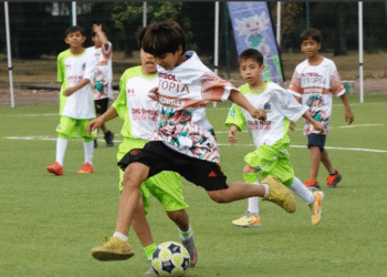 El futbol ofrece una tregua a la difícil vida de los niños migrantes