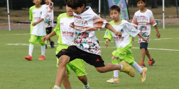 El futbol ofrece una tregua a la difícil vida de los niños migrantes
