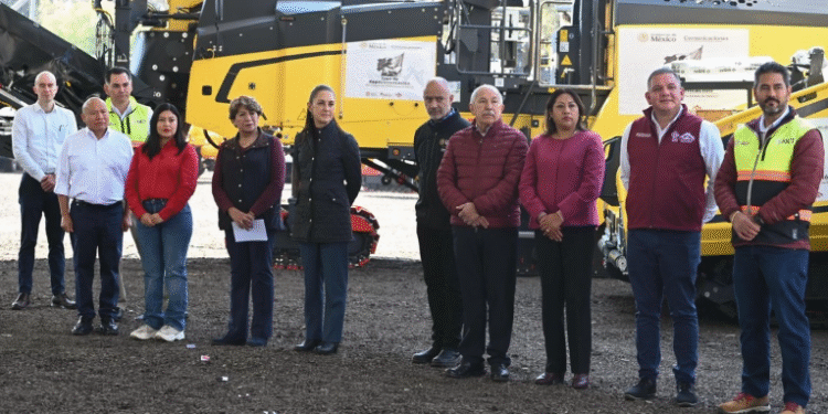 Entrega Presidencia trenes de repavimentación en Edomex