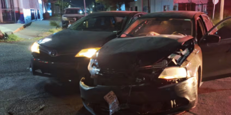 Deja triple colisión dos heridos en la colonia San Benito
