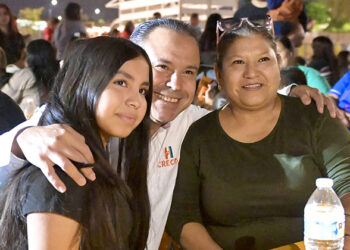 Convive Toño Astiazarán con vecinos en la colonia Parque Central