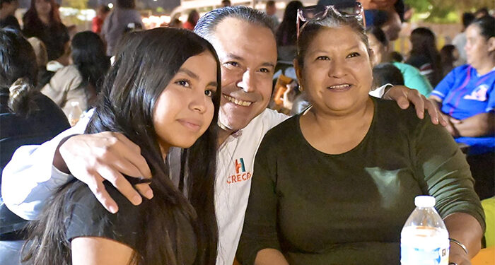 Convive Toño Astiazarán con vecinos en la colonia Parque Central