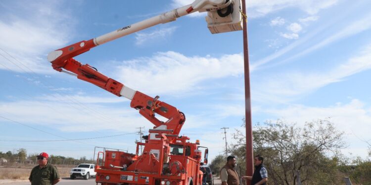 Se instalan 35 postes con lámparas en Periférico Sur