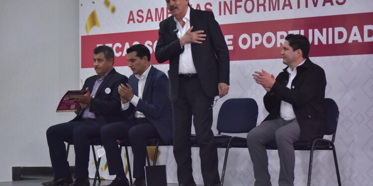 CONVIVE JAVIER LAMARQUE CON AUTORIDADES UNIVERSITARIAS EN ASAMBLEA INFORMATIVA DEL PROGRAMA BECAS SONORA