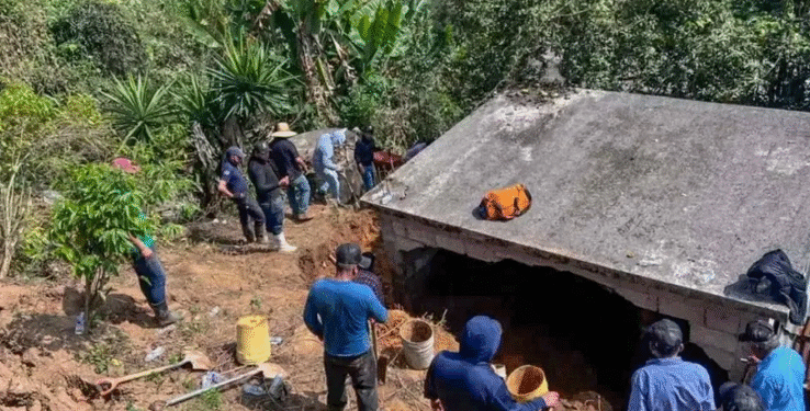Damnificados de Chapula, Hidalgo, regresan a sus casas, pese a riesgo de derrumbes por lluvias