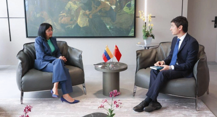 Delcy Rodríguez se reúne con embajador de China; agradece apoyo ante incursión de EU