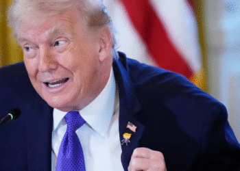 Trump firma decreto para proteger activos por petróleo venezolano depositados en EU
