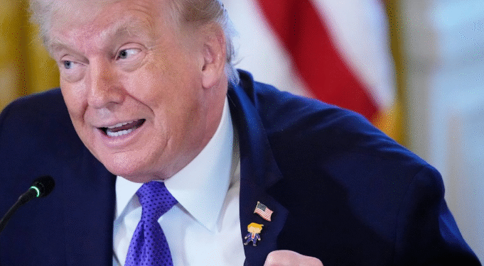 Trump firma decreto para proteger activos por petróleo venezolano depositados en EU