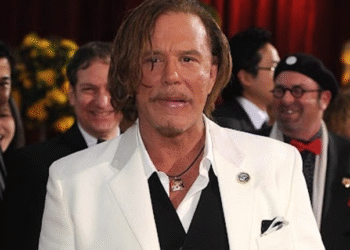 Mickey Rourke niega haber avalado campaña para evitar desalojo