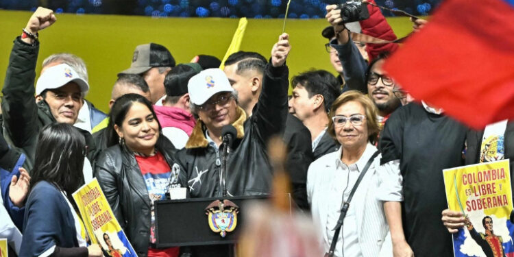 Dialogan por primera vez Petro y Trump; irá a verlo a Washington
