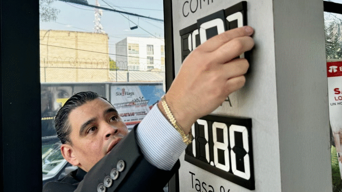 Peso cotiza a 17.17 por dólar tras reporte de la Fed