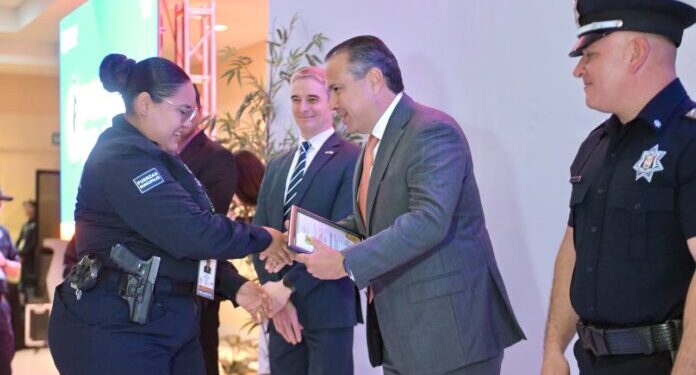 Entrega Toño Astiazarán condecoraciones y premia al Policía del Año 2025