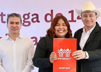 Entrega gobernador escrituras y patrulla durante gira de trabajo por San Luis Río Colorado