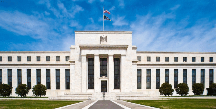 Esperan señales de la Fed; el peso mexicano saca ventaja de la debilidad del dólar