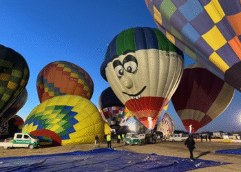 Disfrutaron familias de vuelos en globos aerostáticos que pintaron el cielo de Hermosillo