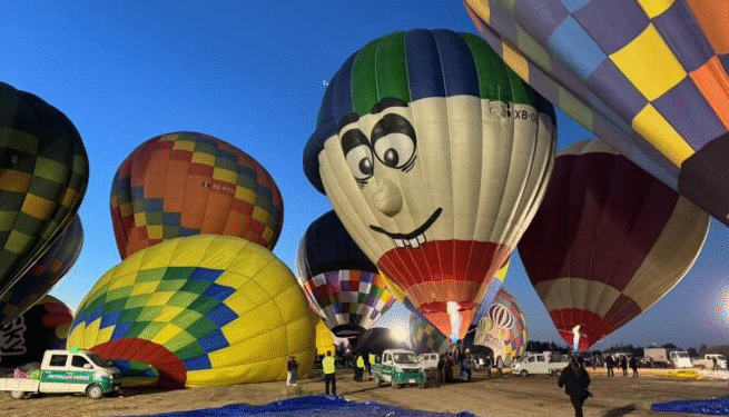 Disfrutaron familias de vuelos en globos aerostáticos que pintaron el cielo de Hermosillo
