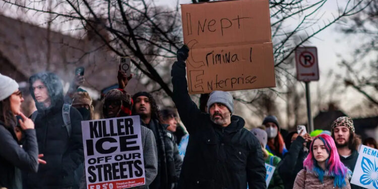 Mata agente del ICE a ciudadana de EU durante redada en Mineápolis