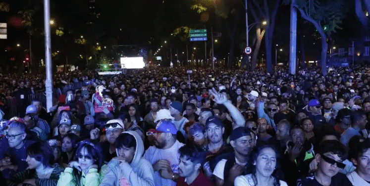Con música electrónica, cerca de 250 mil capitalinos reciben el 2026 en Paseo de la Reforma