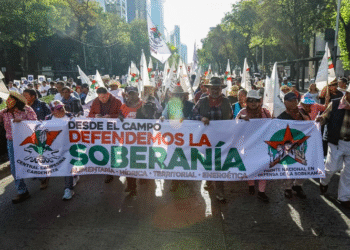 Marchan sindicatos al Zócalo en defensa de la soberanía nacional