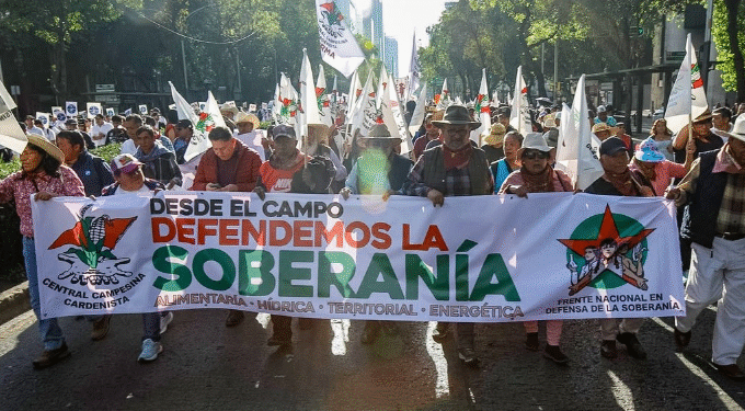 Marchan sindicatos al Zócalo en defensa de la soberanía nacional