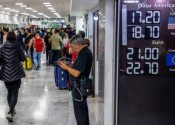 Logra el peso su mayor apreciación desde inicio de libre flotación; cierra en 18 unidades por dólar