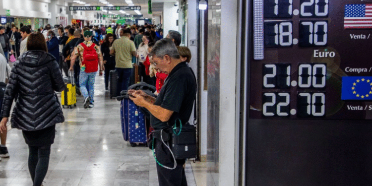 Logra el peso su mayor apreciación desde inicio de libre flotación; cierra en 18 unidades por dólar