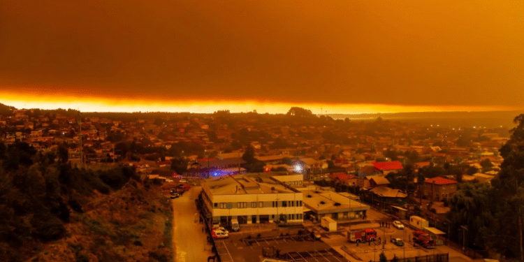Incendios forestales arrasan comunidades enteras en Chile dejando al menos 16 muertos; gobierno decreta catástrofe