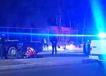 MUJER PIERDE LA VIDA AL IMPACTAR SU MOTOCICLETA CONTRA UN AUTO ESTACIONADO