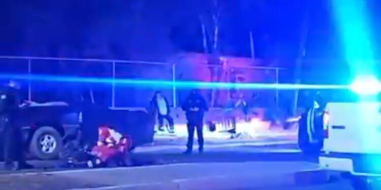 MUJER PIERDE LA VIDA AL IMPACTAR SU MOTOCICLETA CONTRA UN AUTO ESTACIONADO