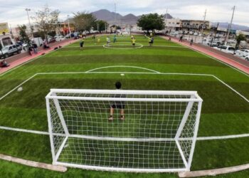 Entrega alcaldesa Karla Córdova González trabajos de rehabilitación de campos deportivos en Guaymas Norte