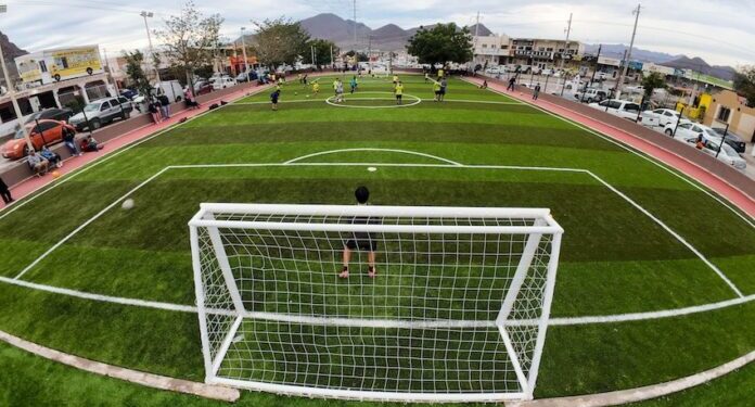 Entrega alcaldesa Karla Córdova González trabajos de rehabilitación de campos deportivos en Guaymas Norte