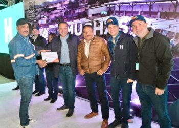 Celebra Toño Astiazarán a personal de recolección de basura con chocolatiza