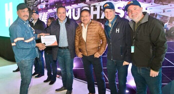 Celebra Toño Astiazarán a personal de recolección de basura con chocolatiza