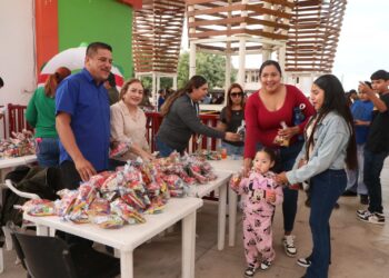 DISFRUTAN 9 MIL NAVOJOENSES DE ALEGRÍA DEL DÍA DE REYES CON MEGA ROSCA Y REGALOS