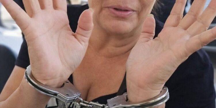 Trasladan al Cereso a la activista Martha Macarena Pérez y a los cuatro ex trabajadores de la CEA (Jubilados) por manifestarse y bloquear la avenida Abelardo L. Rodríguez en Guaymas.