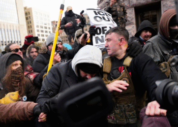 Manifestantes a favor y en contra del ICE se enfrentan durante redada migratoria en Mineápolis