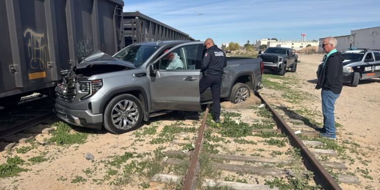 ESTADOUNIDENSE SE IMPACTA CONTRA VAGÓN DE TREN EN PUERTO PEÑASCO Y RESULTÓ LESIONADO