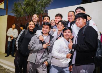 Beneficia Toño Astiazarán a estudiantes de la UniKino con tramo Camina Segura