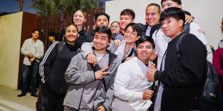 Beneficia Toño Astiazarán a estudiantes de la UniKino con tramo Camina Segura
