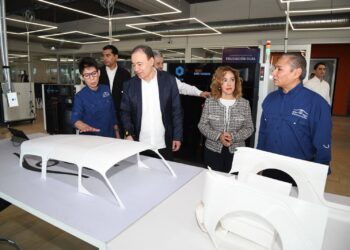 Gobernador Durazo supervisa avances del primer vehículo eléctrico que se construye en Sonora