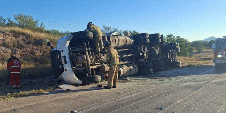 VUELCA TRAILER EN LA CARRETERA SANTA ANA- ALTAR Y SE PRESENTA RAPIÑA.