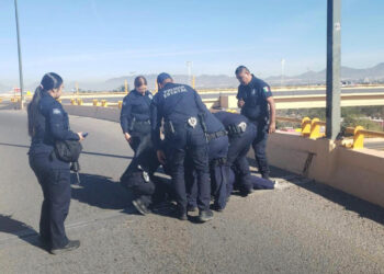 Policías estatales salvan la vida de una mujer en puente de Hermosillo